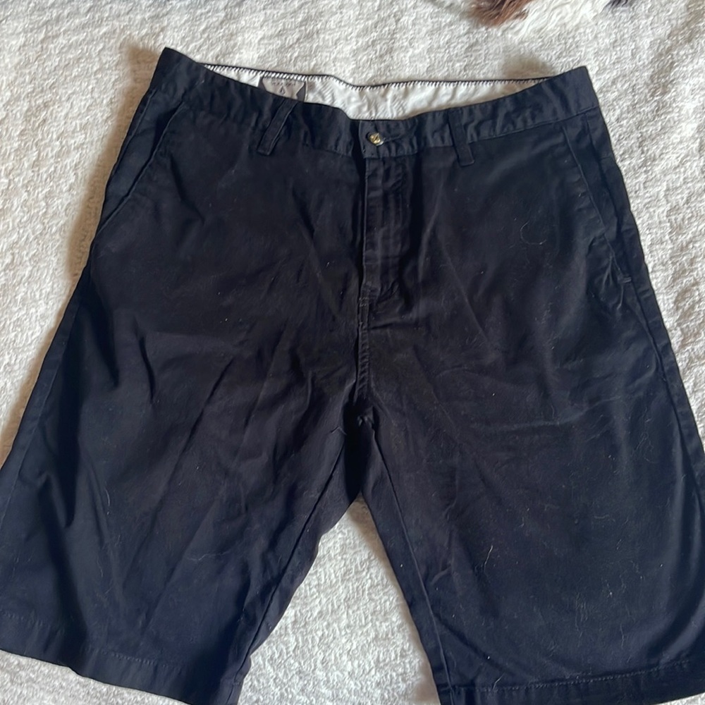 Volcom Mens black shorts size 33